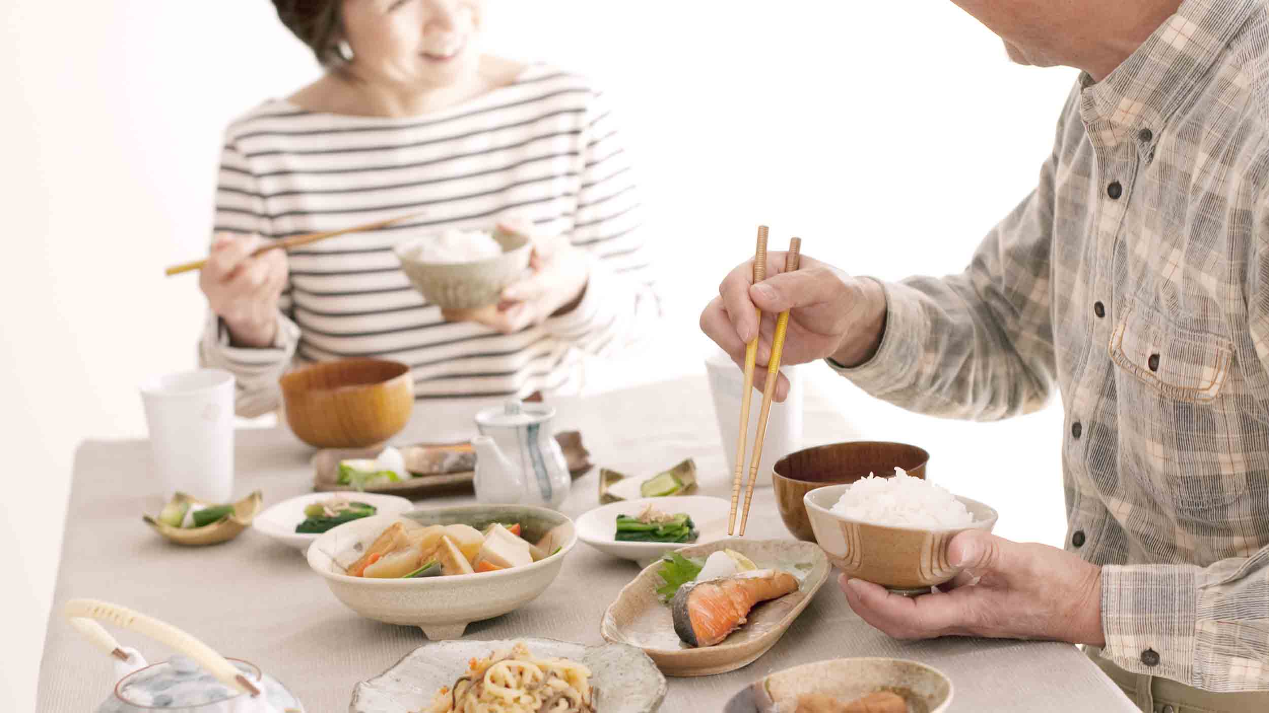 高齢者の食事風景